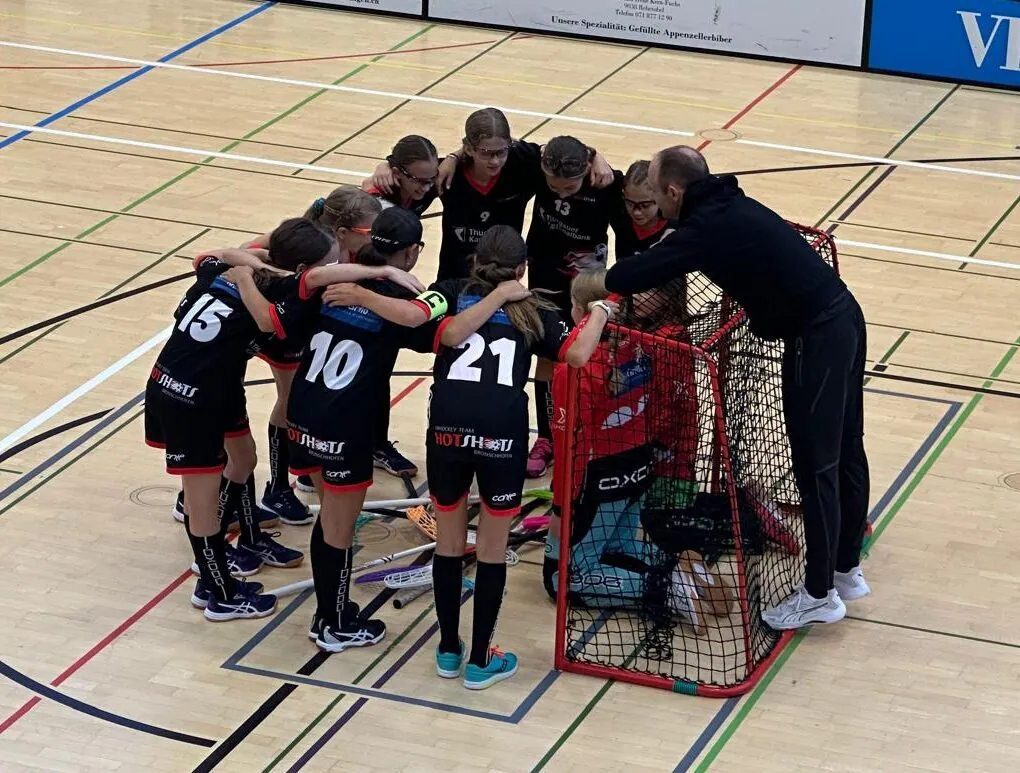 Juniorinnen von HotShots im gemeinsamen Teamkreis vor dem Training