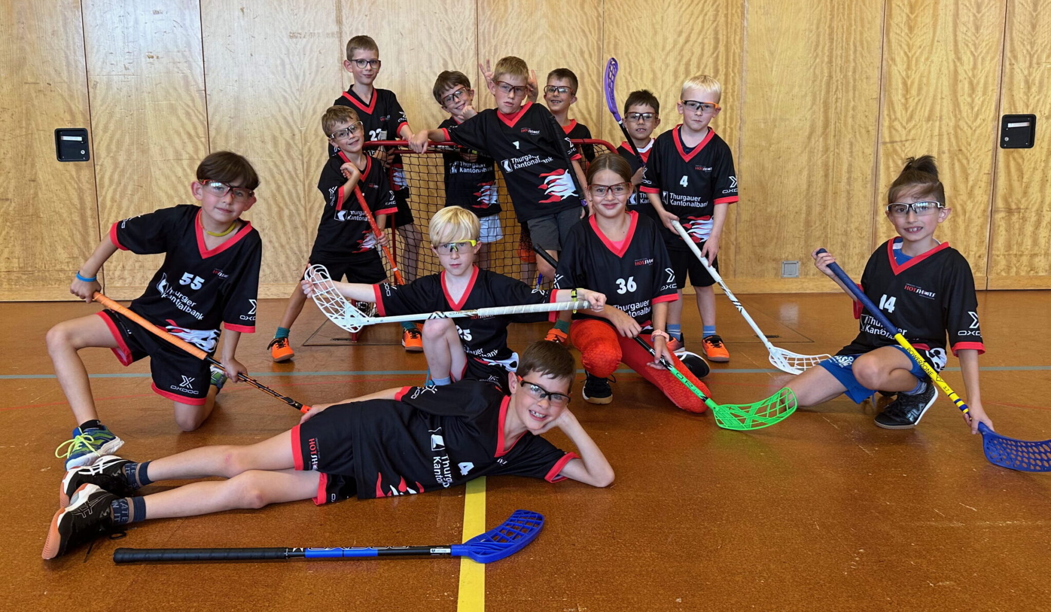 HotShots-Kids aus Münchwilen beim gemeinsamen Teamfoto in der Turnhalle