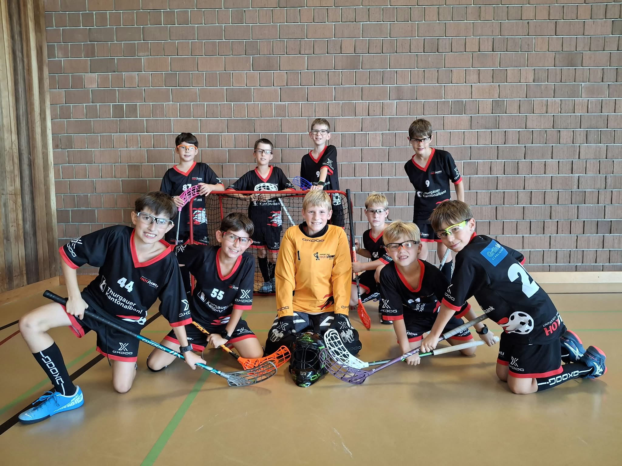 Junioren D aus Sirnach beim gemeinsamen Teamfoto in der Turnhalle