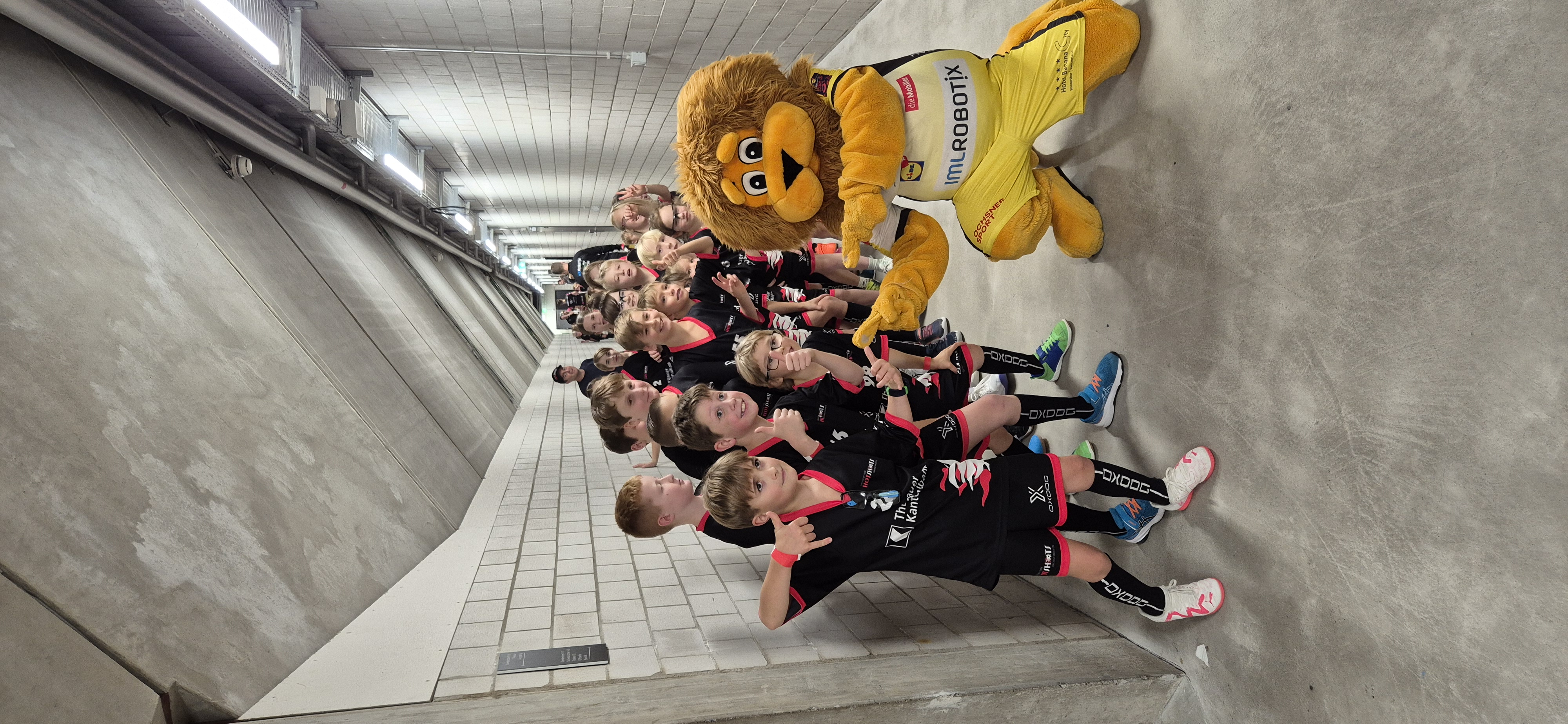 HotShots-Junioren mit dem HCR-Maskottchen vor einem Spiel