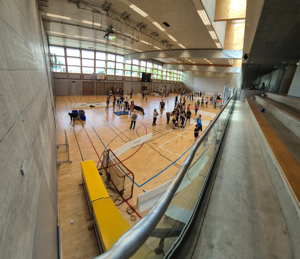 Blick über die Sporthalle während des gemeinsamen HotShots-Postenlaufs