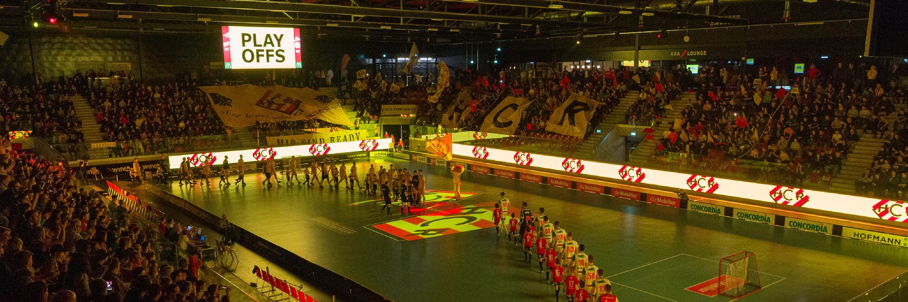 Unihockey-Arena des HC Rychenberg mit Spielfeld und Zuschauerrängen