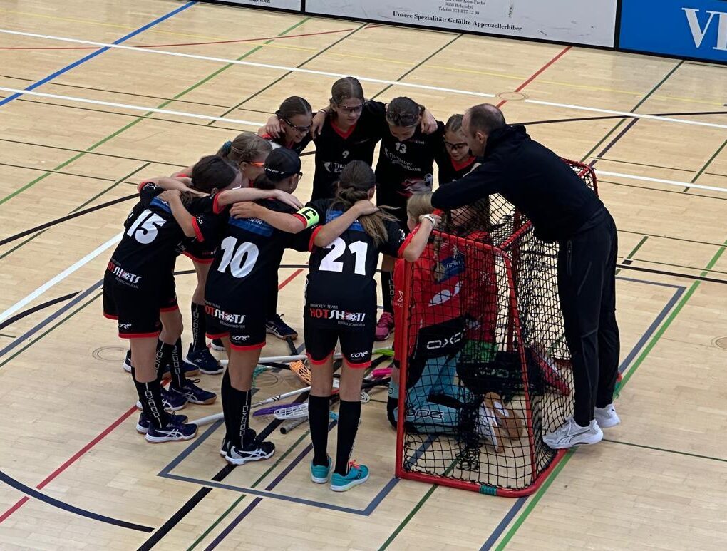 Juniorinnen von HotShots im gemeinsamen Teamkreis vor dem Training