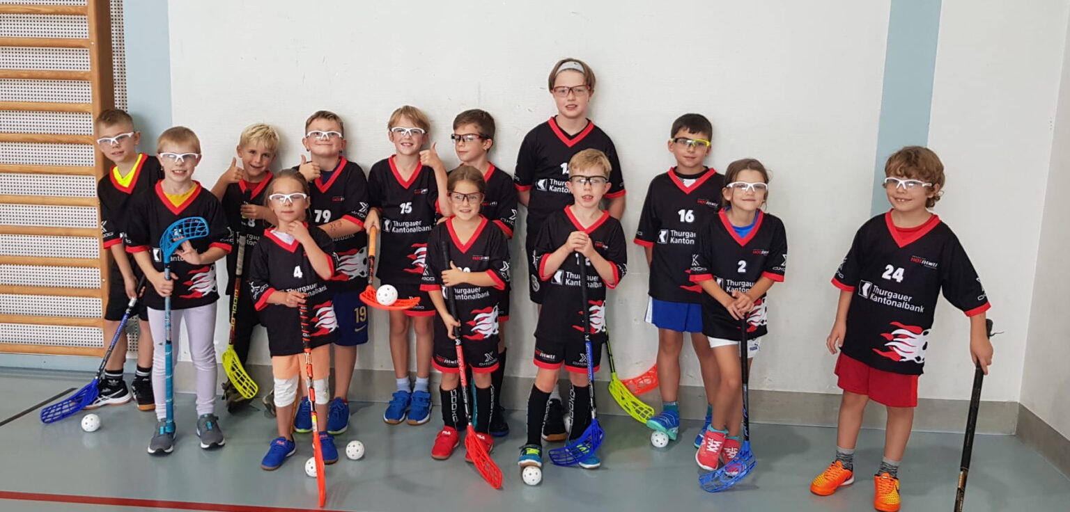Kids Wilen mit Stöcken und Schutzbrillen beim gemeinsamen Teamfoto